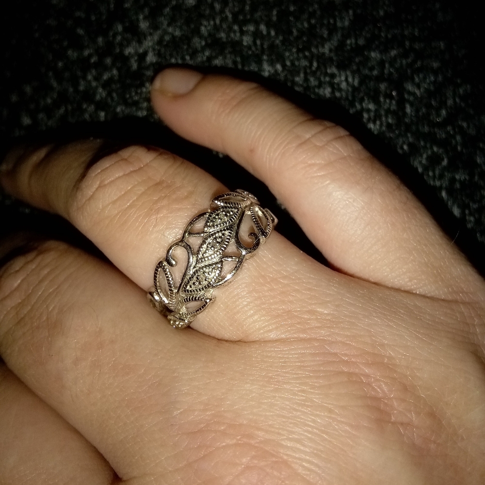 Sterling silver w diamond chips floral vine ring.